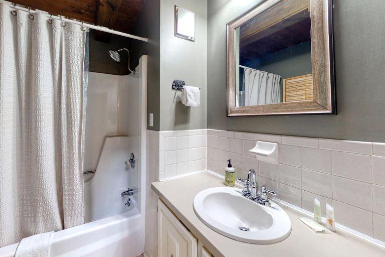Bathroom 4, N10 Sandtrap Loop, Carroll