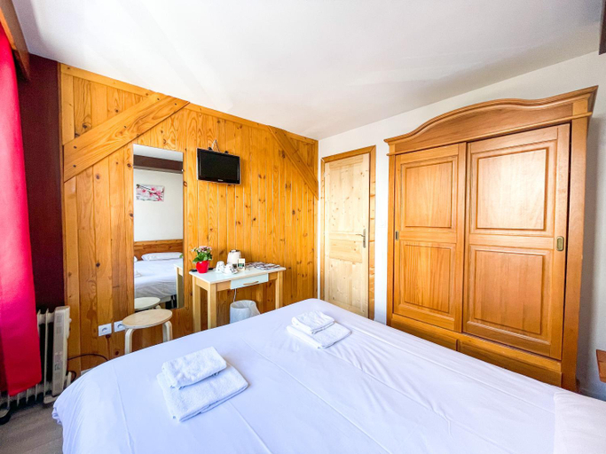 Bedroom 2, Atmosphere Hotel, Isère
