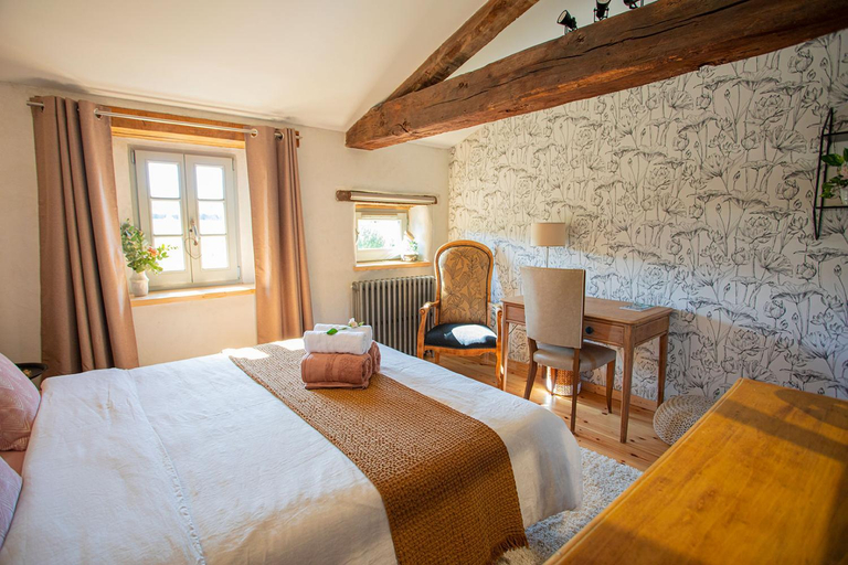 Bedroom 2, La Fee Capucine - Chambres et table d'hotes - Espace bien-etre et massages, Loire
