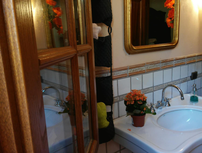 Bedroom 2, Room in Villa - Hillside room with garden and sea view, Genova