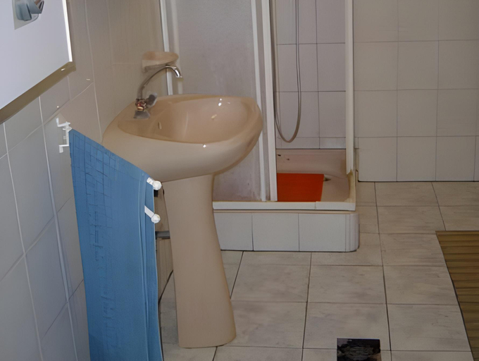 Bathroom 2, Fonagy Apartmanok, Ózdi
