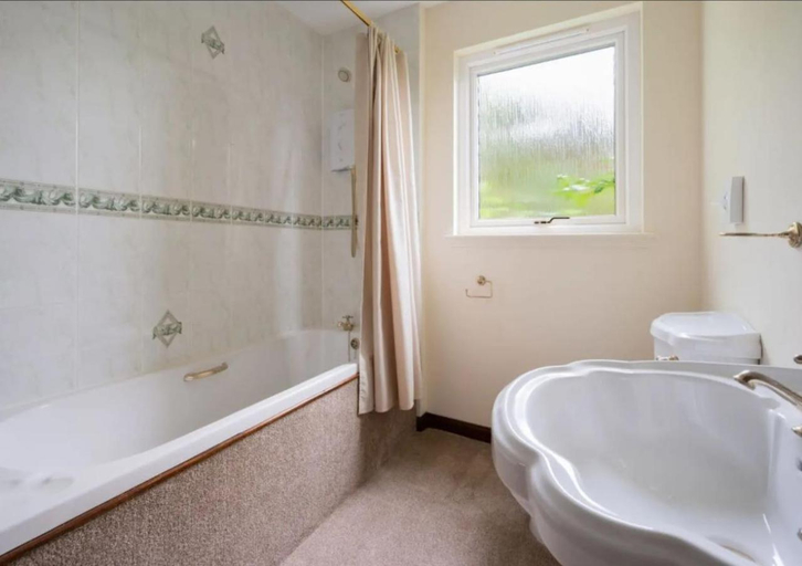 Bathroom 2, Loch Ness Cottages, Highland