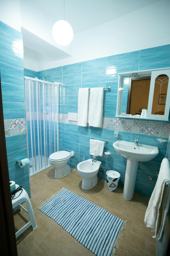 Bathroom 2, Hotel La Riva, Messina