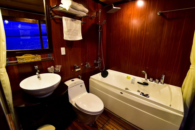 Bathroom 2, Renea Cruises Halong, Hạ Long
