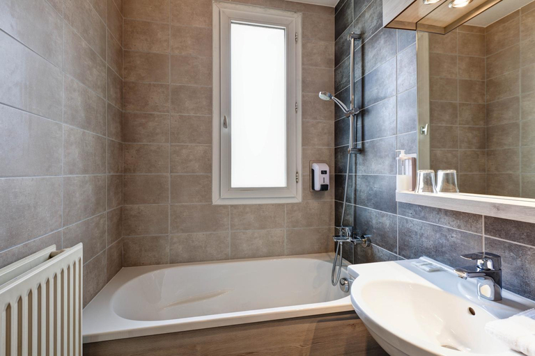 Bathroom 4, Le Lumière, Rhône