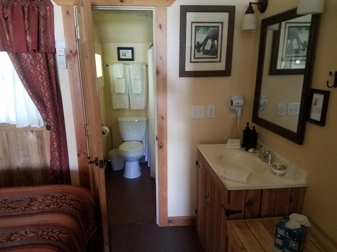 Bathroom 3, Alpaca Inn, The, Bannock
