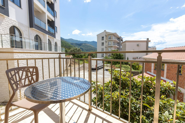 Others 5, Vila Lavandel