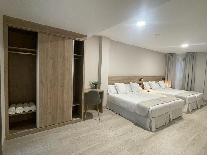 Bedroom 2, URBAN Pension, A Coruña