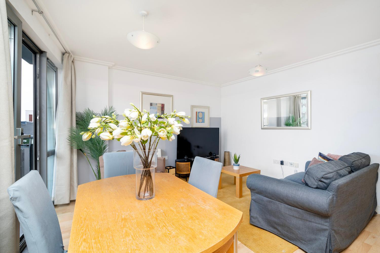 Others 2, Cosy Flat right opp tube station, London
