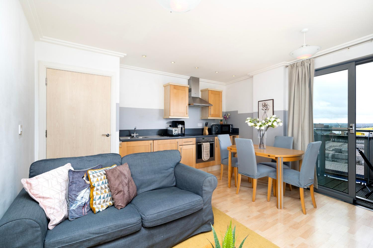 Others 3, Cosy Flat right opp tube station, London