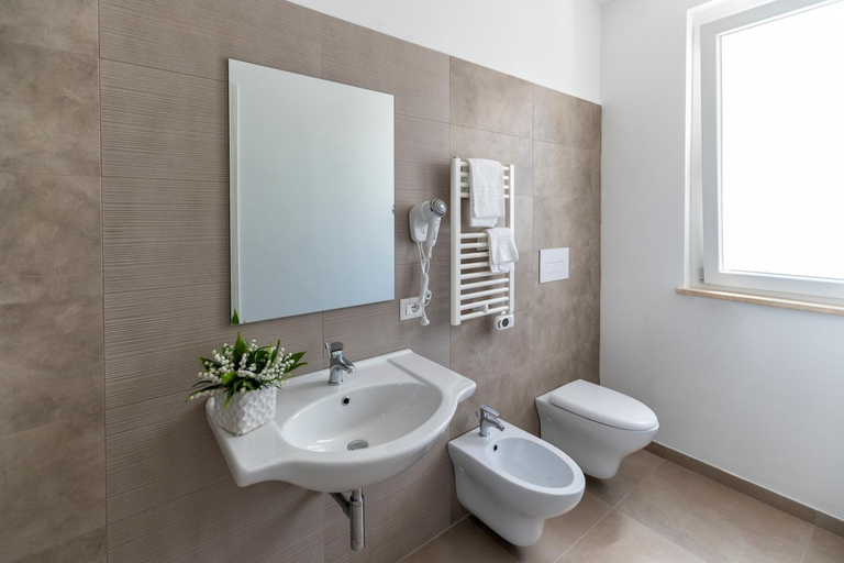 Bathroom 3, Vasto Aparthotel, Chieti