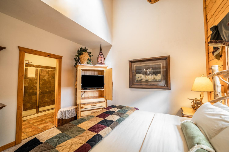 Bedroom 2, Cabins at Grand Mountain by Thousand Hills Resort, Taney