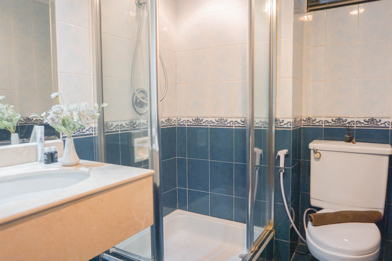 Bathroom 5, Spacious and Luxury 3BR at Sudirman Tower Condominium Apartment By Travelio, Jakarta Selatan