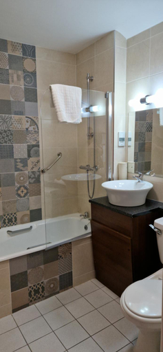Bathroom 4, Arnolds Hotel