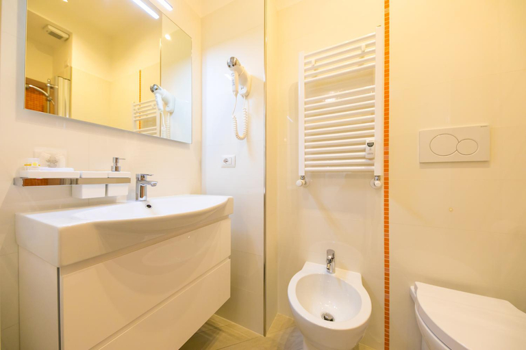 Bathroom 2, Suites Roma Tiburtina Elegance, Rome