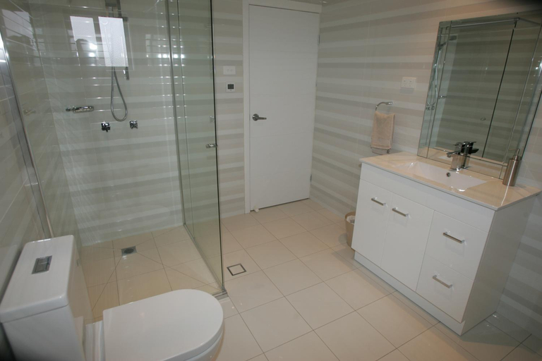 Bathroom, Kindred Lodge Apartments, Leeton