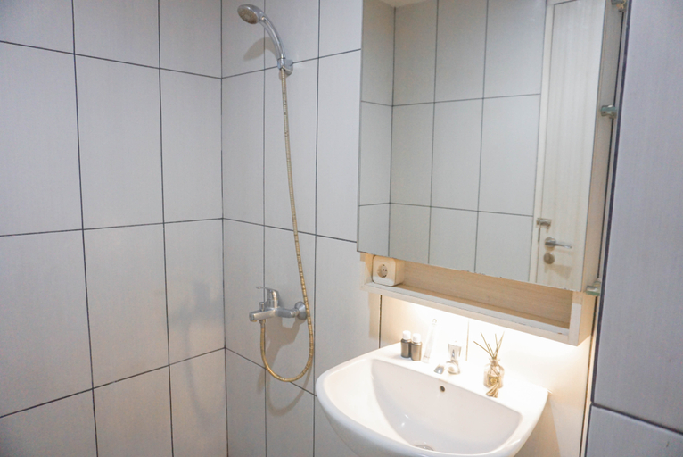 Bathroom 5, Comfy and Modern 2BR Grand Kamala Lagoon Apartment By Travelio, Bekasi