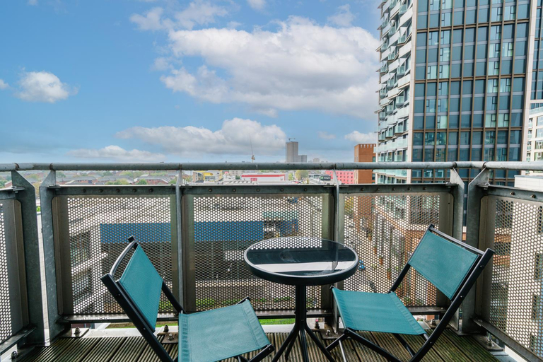 Others 5, Cosy Flat right opp tube station, London
