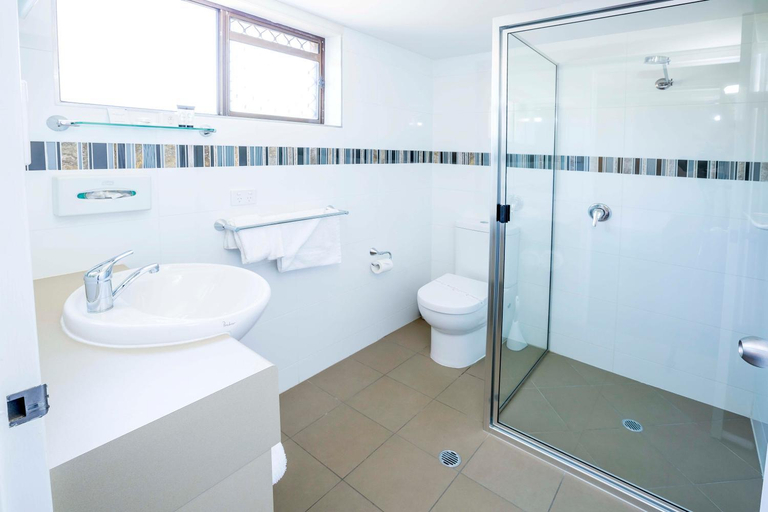 Bathroom 5, Apple & Grape Motel, Stanthorpe