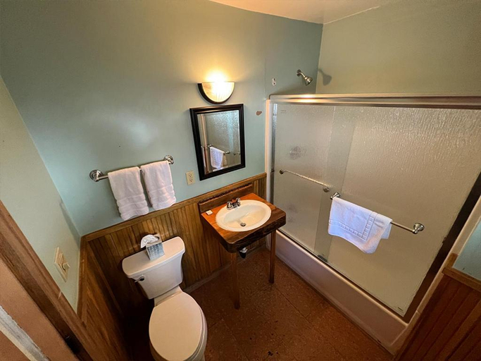Bathroom 5, Lakeshore Resort, Fresno