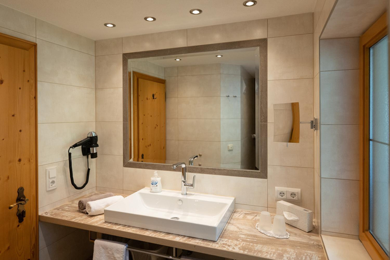 Bathroom 1, Landhaus Marion, Reutte