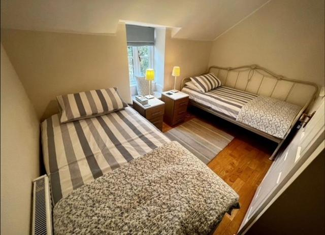 Others 5, Cosy cottage in peaceful location, Swansea