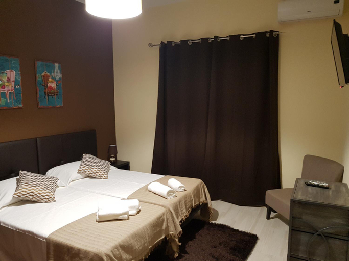 Others 4, Almancil Hostel, Loulé