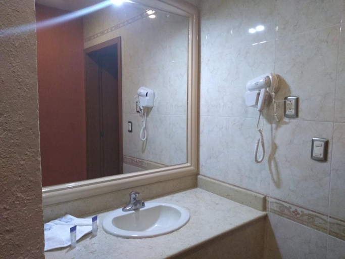 Bathroom 2, Hotel Jimenez Plaza, Jiménez