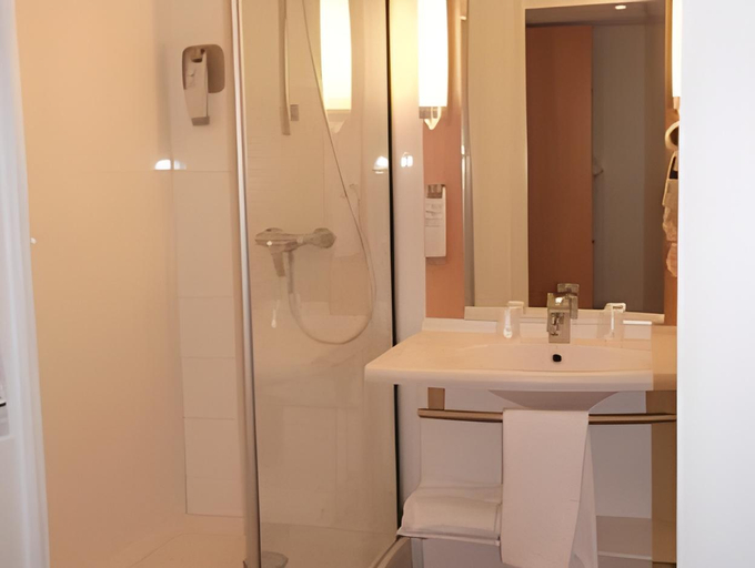 Bathroom 4, ibis Bordeaux Saint-Émilion, Gironde