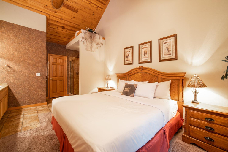 Bedroom 2, Cabins at Grand Mountain by Thousand Hills Resort, Taney