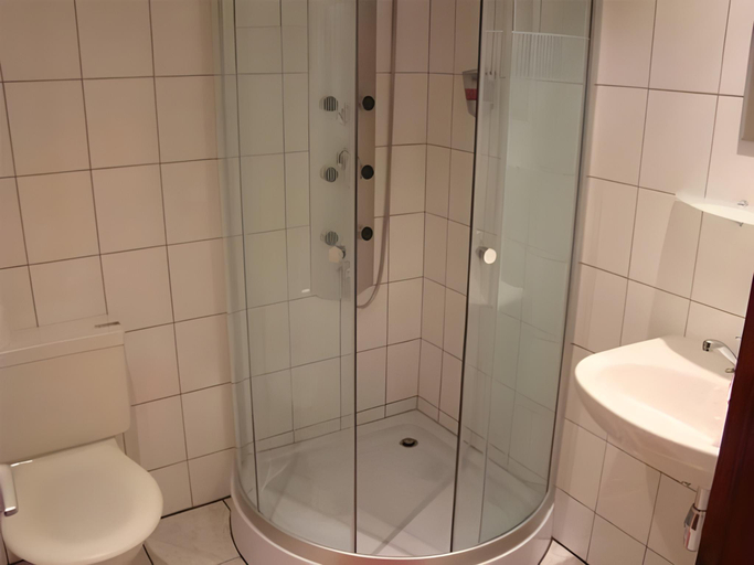 Bathroom, Hotel Weisshorn, Goms