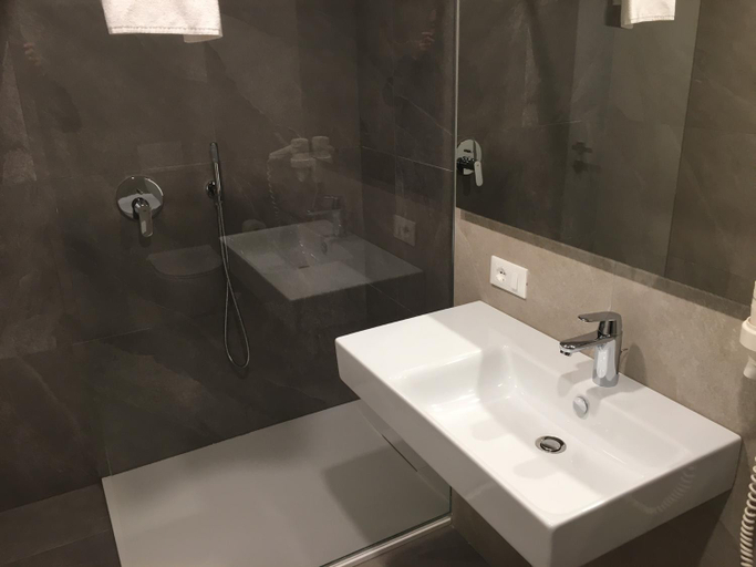 Bathroom 3, Residence Marina, Trento