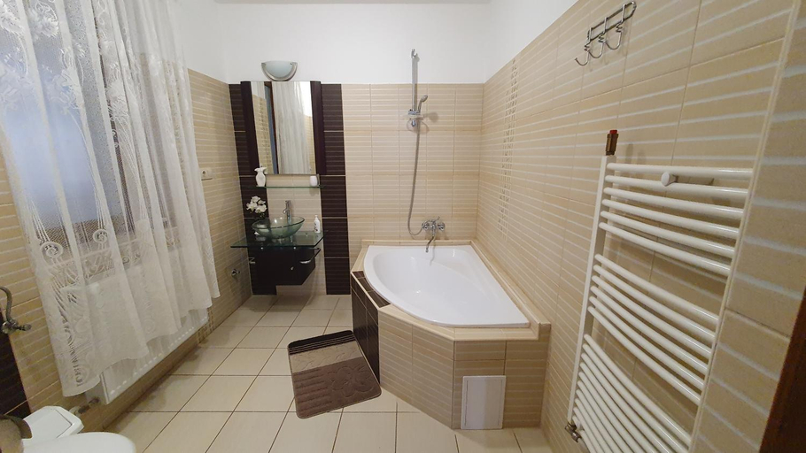 Bathroom 3, Kekszilva Vendeghaz, Kisvárda