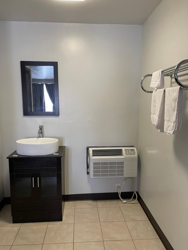 Bathroom 3, Wooden Shoe Motel, Ottawa