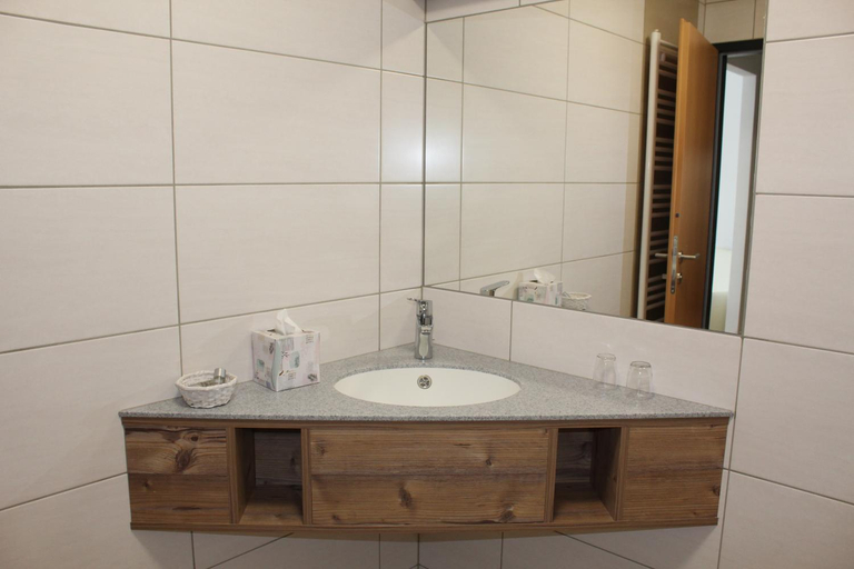 Bathroom 3, Gasthof s'Schatzkastl, Amstetten