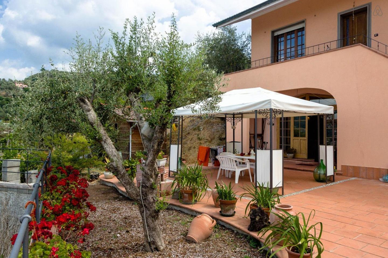Room in Villa - Hillside room with garden and sea view, Genova