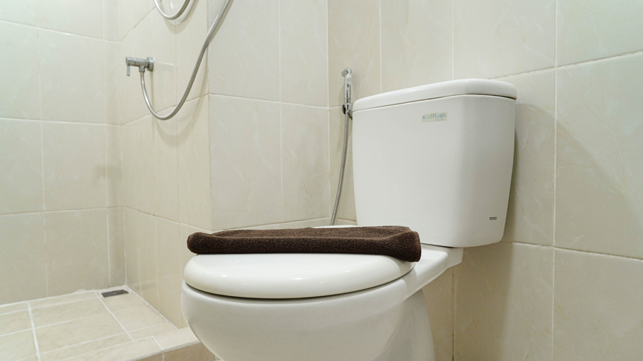Bathroom 5, Modern Look and Comfy 2BR Apartment at M-Town Residence By Travelio, Tangerang