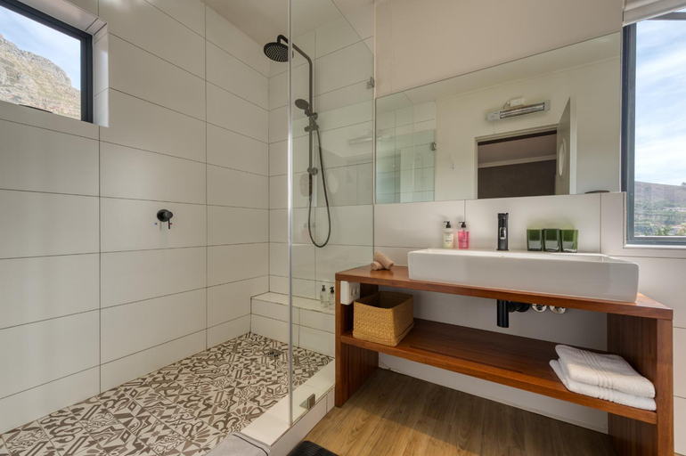 Bathroom 4, De Tafelberg Guesthouse, City of Cape Town