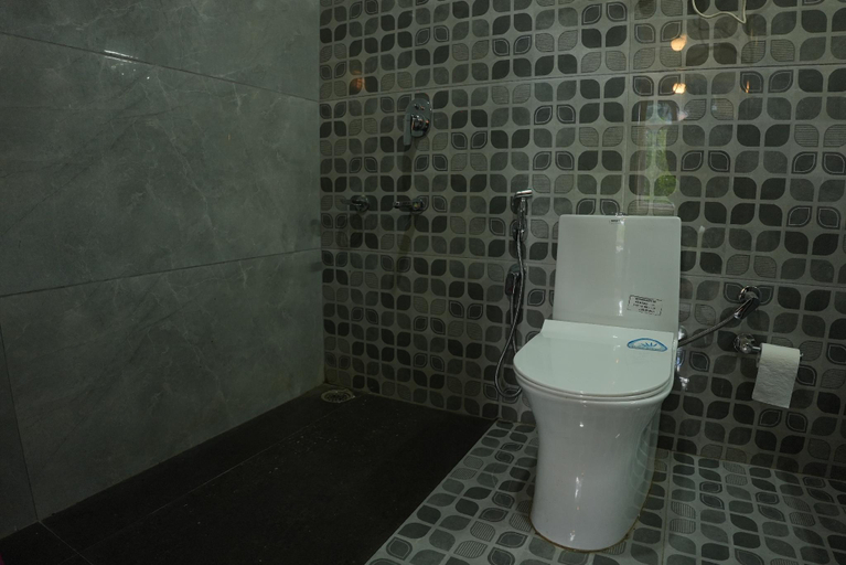 Bathroom 2, Rosette Cottage by EdenHomes, Kullu