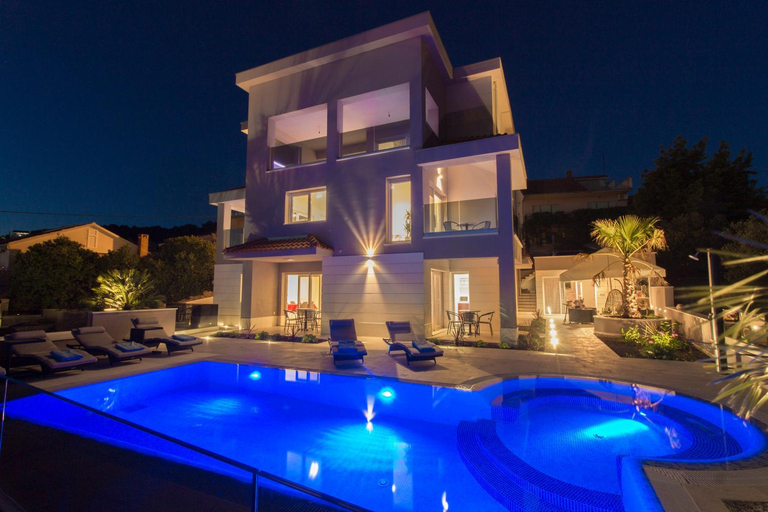 Others 4, Villa Bareta, Okrug