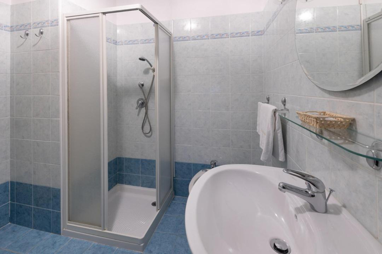 Bathroom 3, Hotel Edelweiss, Belluno