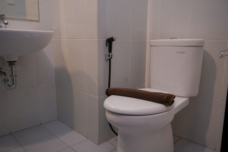 Bathroom 5, Cozy and Best Deal Studio Apartment Casa de Parco By Travelio, Tangerang