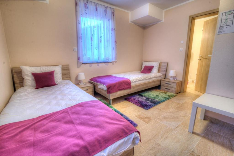 Others 2, Dobra Hisa Zdravja Cicarija, Hrpelje-Kozina