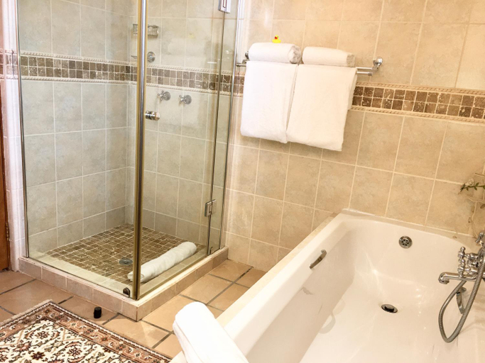 Bathroom, Jovali Clarens, Thabo Mofutsanyane