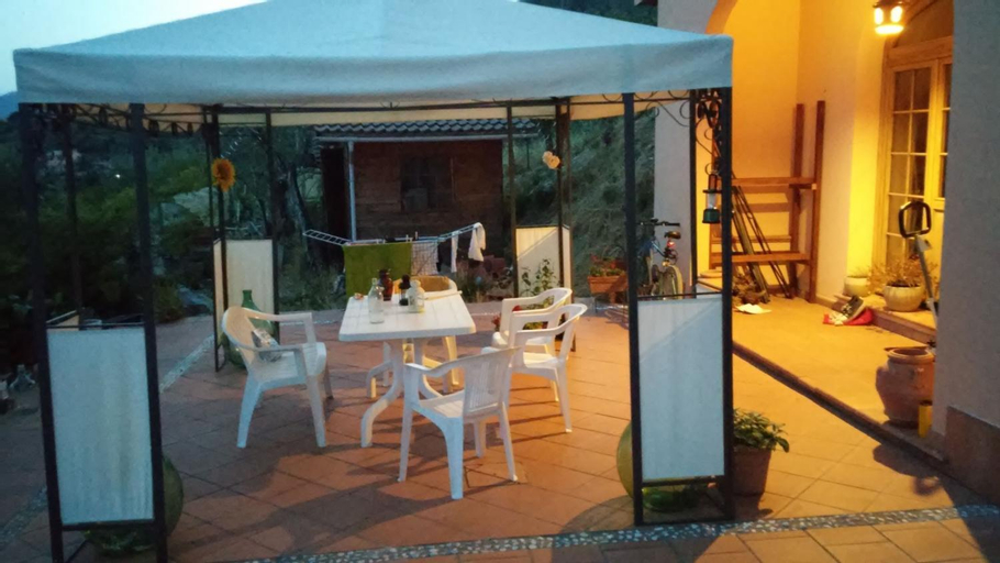 Food & Drinks 5, Room in Villa - Hillside room with garden and sea view, Genova