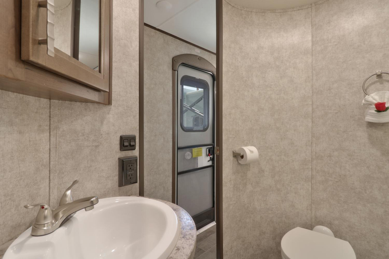 Bathroom, Sunshine Key RV Resort & Marina, Monroe