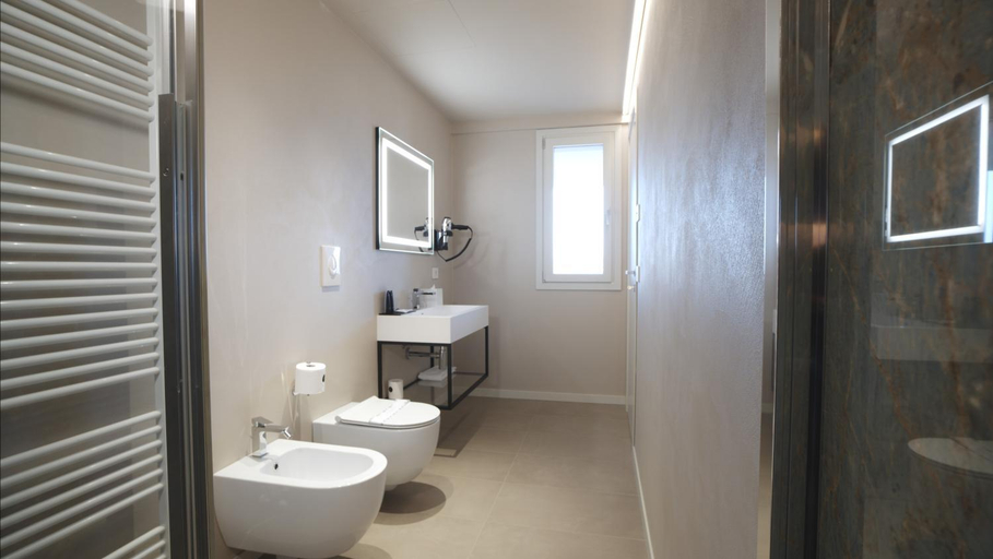 Bathroom 4, Hotel Cristal, Brescia