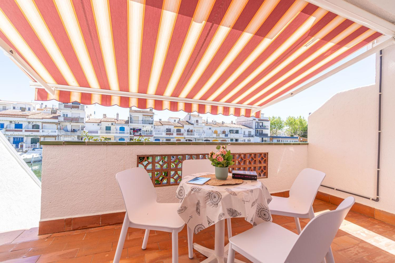 Food & Drinks, Basic Comfort Casa Porto Fino 0153 al canal con amarre, Girona