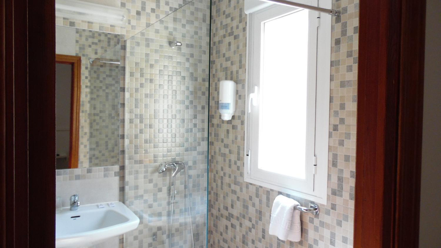Bathroom 4, Hostal Arias, Badajoz