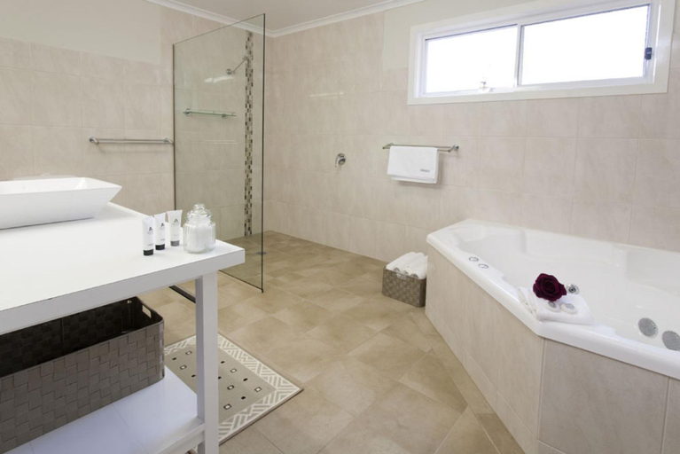Bathroom 1, Brookfield Guest House, Wangaratta - South